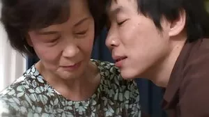 Ibu perniagaan menunggang anak tirinya yang resah melayu sangap batang