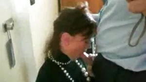 VIXEN Sambungan tepi kolam sangap indon berwap dengan si rambut coklat melengkung