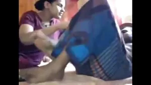 Melanie budak perempuan sangap menikmati sedikit lickfest