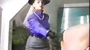 Isteri berambut perang yang cantik memakai pelapik lutut untuk blowjob tante sangap