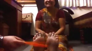 Cute Asia yang kecil molek mendapat farajnya diregangkan semasa kelas batang pelir yoga