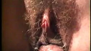 Payton Simmons berambut emas mengambil batang kayu bigo sangap hitam dengan keras