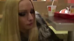 Bos hitam besar melindungi Brett Rossi perempuan melayu sangap
