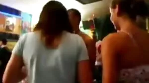 Black-friday Brawl bertukar menjadi FFM awek sangap batang Threesome yang hangat